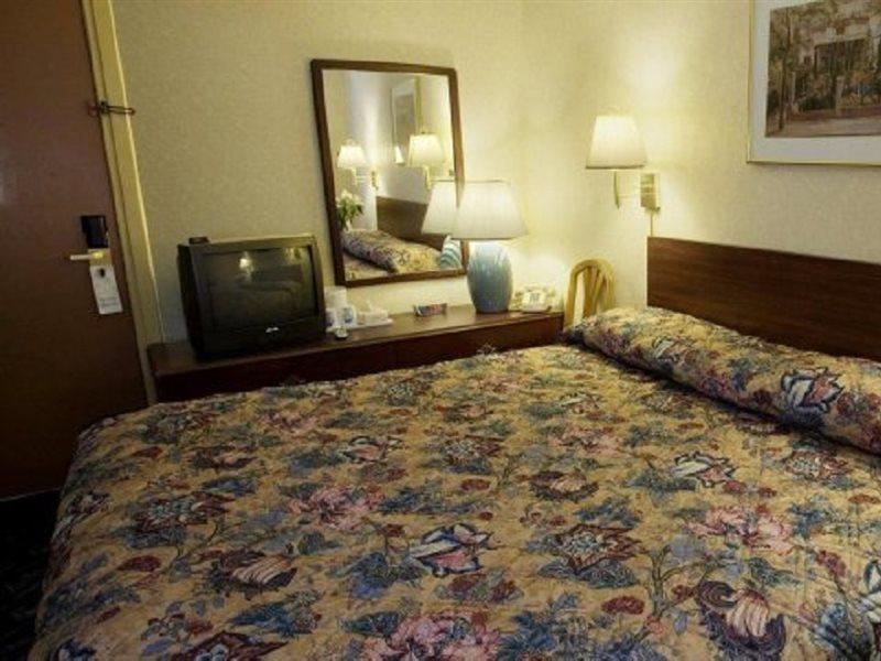 Americas Best Value Inn Dearborn Exterior foto