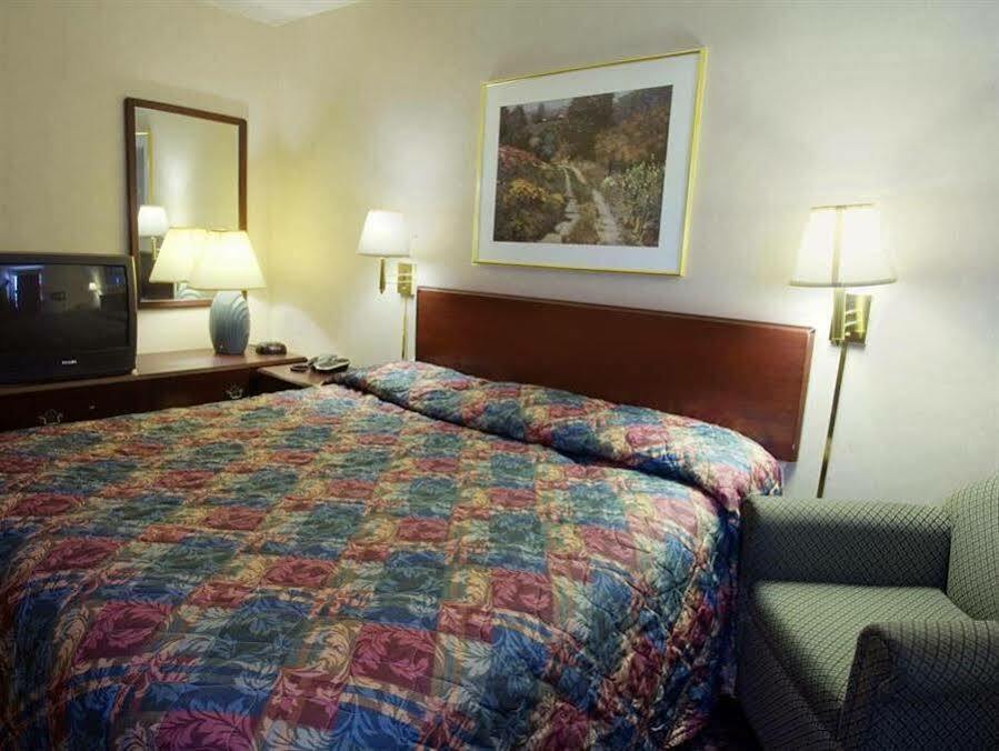 Americas Best Value Inn Dearborn Exterior foto